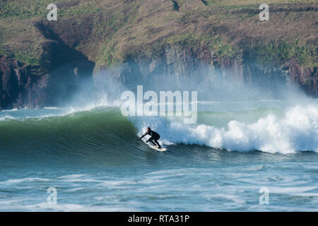 Surfen an Manorbier Strand auf der Pembroke Coast Path Stockfoto