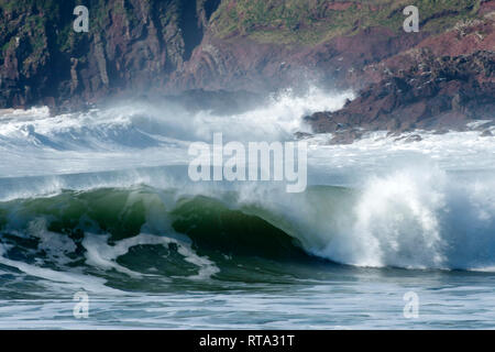 Perfekte Welle am Manorbier Strand am Pembroke Küstenweg Stockfoto