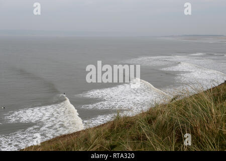 Surfen am Broughton, wo lange Wellen entlang der wilden Küste an einem stürmischen Tag bilden die perfekte Point Break für begeisterte Surfer Pause Stockfoto