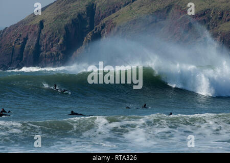 Surfen an Manorbier Strand auf der Pembroke Coast Path Stockfoto