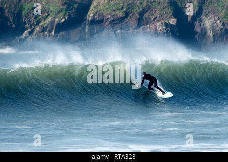 Surfen an Manorbier Strand auf der Pembroke Coast Path Stockfoto