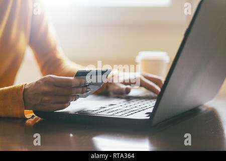 Nahaufnahme von Frau Hand, die Kreditkarte und Shop online Stockfoto