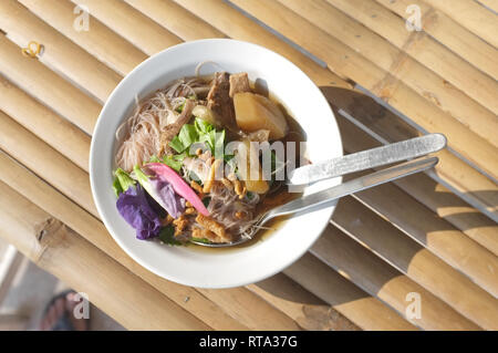 Reis Nudelsuppe mit Pilzen. Stockfoto