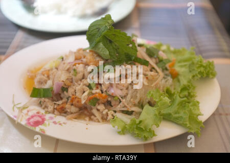 Glas Nudelsuppe Schweinefleisch Mutter würzigen Salat (lecker Woon Sen), Thai Food Stockfoto