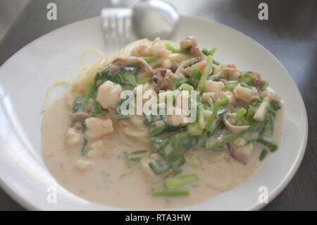 Spaghetti mit Meeresfrüchten und Sauerrahm. Thai Food Stockfoto