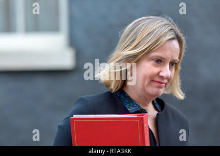 Amber Rudd MP (Con: Hastings und Roggen) Minister für Arbeit und Altersversorgung, Downing Street nach einer Kabinettssitzung, London, UK, 26.02.201 Stockfoto