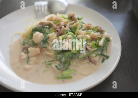 Spaghetti mit Meeresfrüchten und Sauerrahm. Thai Food Stockfoto