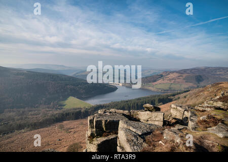 Wunderschöne Landschaft Bild des Peak District in England von Bamford Kante mit Ladybower Reservoir unter einem wunderschönen blauen Himmel gesehen Stockfoto