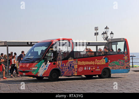 Touristen Sightseeing Bus, Amalfi Stockfoto