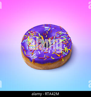 Donut mit violetten Glasur und Sahnehäubchen auf Rosa und Blau gradiented Hintergrund. Mode Minimalismus Stil. Flach anzeigen Stockfoto