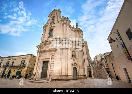 Die Fassade mit Skelett Relief der Kirche Chiesa del Purgatorio (Fegefeuer). Matera 2019 europäische Kulturhauptstadt. Matera, Basilikata, Italien Stockfoto