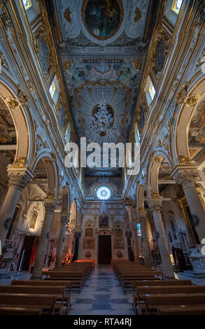 Im Inneren der Kathedrale von Matera - Kathedrale Basilica pontificia di Maria Santissima della Bruna Duomo. Matera, Italien - Kulturhauptstadt 2019 Stockfoto