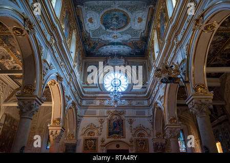 Im Inneren der Kathedrale von Matera - Kathedrale Basilica pontificia di Maria Santissima della Bruna Duomo. Matera, Italien - Kulturhauptstadt 2019 Stockfoto