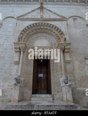 Eingangstür der Duomo Kathedrale Basilica pontificia di Maria Santissima della Bruna (Madonna delle Grazie) in der Alten Stadt Sassi di Matera, Italien Stockfoto