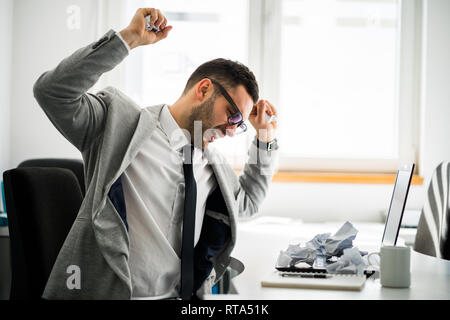 Junge Unternehmer ist wütend und frustriert. Stockfoto