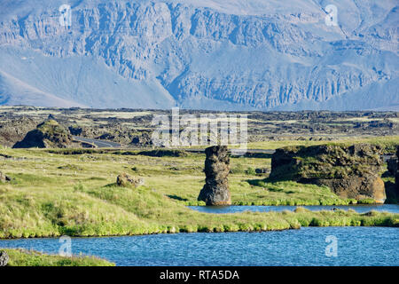 Vulkanische Felsformationen aus Lava-Röhren bei Dimmuborgir am See Myvatn, Island Stockfoto