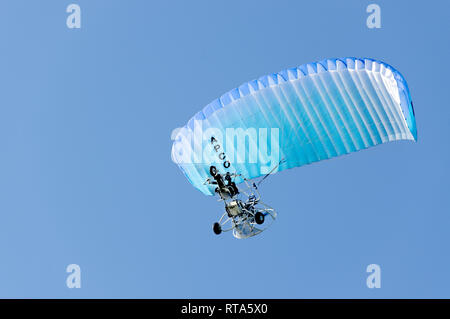 angetriebene Gleitschirm fliegen unter blauem Himmel Stockfoto