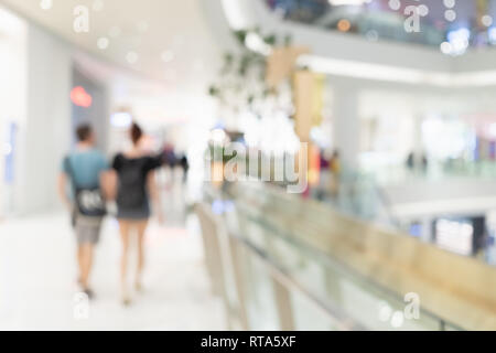 Abstract blur mit Bokeh und Defokussierten Einkaufszentrum in deparment Store für den Hintergrund. Verschwommenes Bild von Menschen in Shopping Mall mit Bokeh. Stockfoto