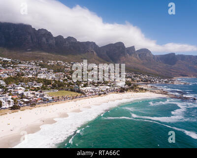 Luftaufnahme von Camps Bay, Kapstadt, Südafrika Stockfoto