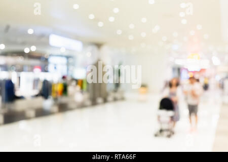 Abstract blur mit Bokeh und Defokussierten Einkaufszentrum in deparment Store für den Hintergrund. Verschwommenes Bild von Familie in der Shopping Mall mit Bokeh. Stockfoto