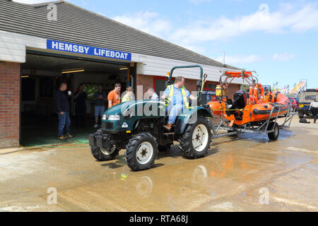 Hemsby rettungsboot von Traktor auf die Küste von Norfolk gestartet Stockfoto