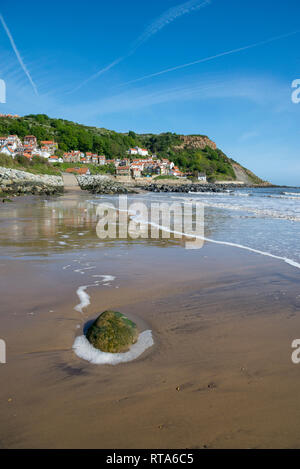 Ein sonniger Frühlingsmorgen an [Songbook] Bay an der Küste von North Yorkshire, England. Dorf auf dem Cleveland so weit weg. Stockfoto