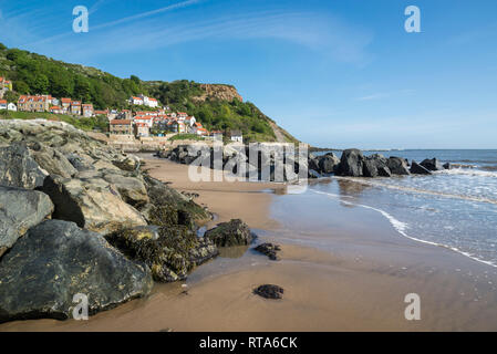 Ein sonniger Frühlingsmorgen an [Songbook] Bay an der Küste von North Yorkshire, England. Stockfoto