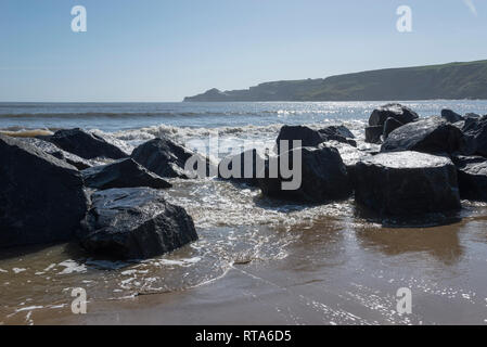 Felsbrocken am Strand von [Songbook] Bay, North Yorkshire, England. Teil der neuen Meer Verteidigung. Stockfoto