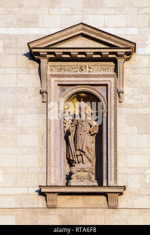 Statue in einer Nische der St. Stephans Basilika in Budapest, Ungarn Stockfoto