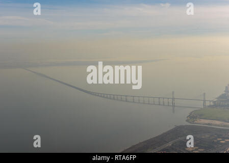 Luftaufnahme von der Brücke über den Tejo bei Lissabon in Portugal Stockfoto