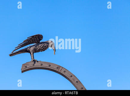 Raven trägt einen goldenen Ring am Corvin Tor des Königlichen Palastes von Budapest, Ungarn Stockfoto