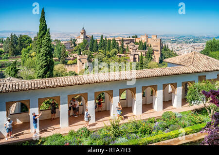 Menschen besuchen den Patio de la Acequia im Palacio de Generalife in Granada Andalusien Spanien Stockfoto