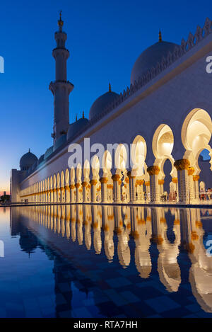 Sheikh Zayed Moschee in Abu Dhabi in der Nähe von Dubai bei Nacht beleuchtet, Vereinigte Arabische Emirate Stockfoto