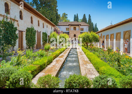 Menschen besuchen den Patio de la Acequia im Palacio de Generalife in Granada Andalusien Spanien Stockfoto