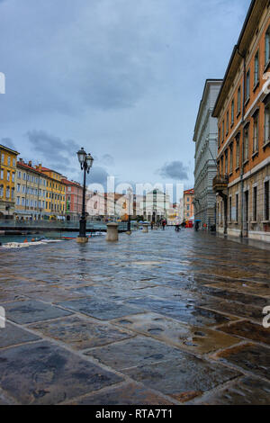 Grand Canal im Herbst in Triest. Triest ist eine historische Hafenstadt im Nordosten von Italien Stockfoto