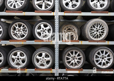 Abholung von gebrauchten Rädern und Reifen zum Verkauf Stockfoto