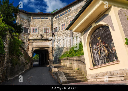 Treppen und Straße zum Kapuzinerberg mit Stationen des Kreuzes, die die biblische Geschichte von Jesus Christus am Tag der Kreuzigung darstellen. Salzburg, Stockfoto