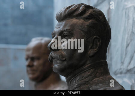 Die Büste Stalins und des sowjetischen Generals der Roten Armee Georgi Konstantinowitsch Schukow, ausgestellt im Museum des Großen Vaterländischen Krieges in der Stadt Minsk, der Hauptstadt von Belarus Stockfoto