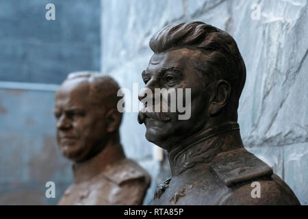 Die Büste Stalins und des sowjetischen Generals der Roten Armee Georgi Konstantinowitsch Schukow, ausgestellt im Museum des Großen Vaterländischen Krieges in der Stadt Minsk, der Hauptstadt von Belarus Stockfoto