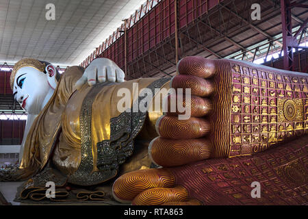 Die riesigen Liegenden Buddha Der chaukhtatgyi Tempel in Yangon, Myanmar (Birma). Stockfoto