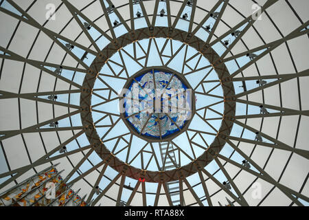 Glaskuppel der Gedenkhalle, die eine Glaskuppel des Reichstagsgebäudes darstellt, wo die sowjetischen Soldaten 1945 das Siegesbanner im weißrussischen Museum für den Großen Vaterländischen Krieg in der Stadt Minsk, der Hauptstadt von Belarus, platzieren Stockfoto