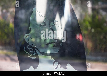 Das Bild von Aung San Suu Kyi auf ein Fenster für ein Taxi in Yangon, Myanmar (Birma). Stockfoto