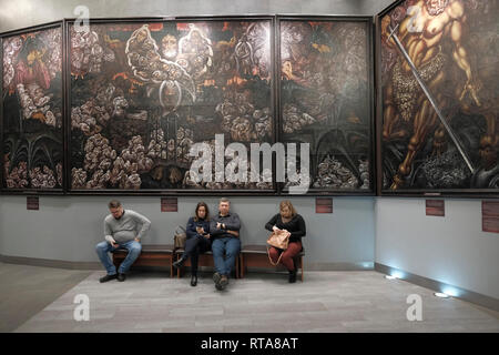 Besucher am Eingang der Gedenkhalle im Museum des Großen Vaterländischen Krieges in der Stadt Minsk, der Hauptstadt von Belarus Stockfoto