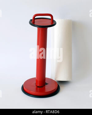 Vintage Küchenrollenhalter, rot emailliertes Metall Stockfoto