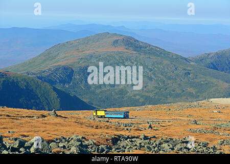 Mount Washington Cog Railroad auf dem Gipfel des Mount Washington im Weißen Berg im Herbst, New Hampshire, USA. Stockfoto