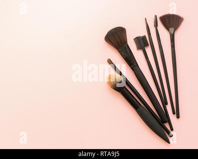 Verschiedene Bürsten und Pinsel für die Anwendung dekorative Make-up. Beauty- und Gesichtsbehandlungen Konzept. Kopieren Sie Platz. Stockfoto