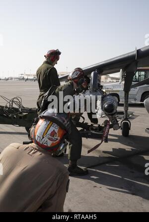 Us CENTRAL COMMAND VERANTWORTUNGSBEREICH (Jan. 31, 2019) US Marine Sgt. Alfredo Martinez, Qualitätssicherung Beobachter mit Marine Attack Squadron 223, Special Purpose Marine Air-Ground Task Force Krise Response-Central Befehl angeschlossen ist, stellt seine Marines Last geführte Bombe Aggregate richtig auf ein AV-8B Harrier. Als schnelle Eingreiftruppe, der SPMAGTF-CR-CC in der Lage, Bereitstellung von Luft-, Boden- und logistische Kräfte in einem Augenblick, und unterstützt den Betrieb Zugehörig zu beheben, Arbeiten von, mit und über das Partner Kräfte ISIS zu besiegen. Stockfoto