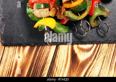 Gegrilltes Schweinefleisch oder Shish Kebab am Spieß mit Gemüse. Essen Hintergrund schaschlik oder hähnchenspieße Stockfoto