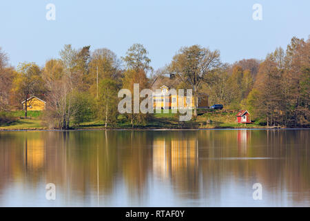 Häuser auf dem Hügel am See im Frühling Stockfoto