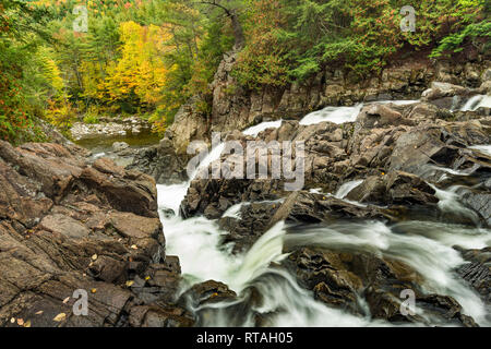 Split Rock fällt, Boquet Fluss, Adirondack hohe Gipfel Region, Essex Co., NY Stockfoto